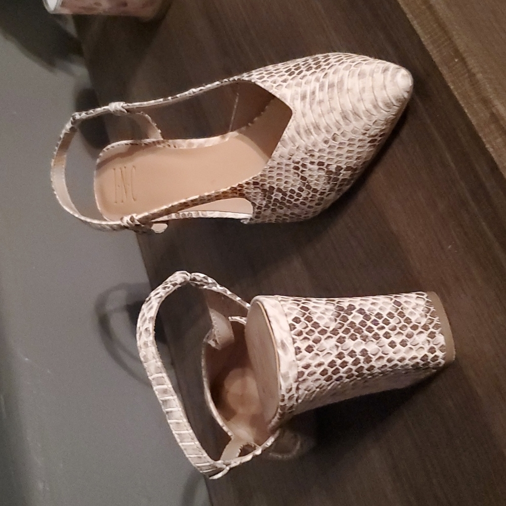 Shoe's - Picture 2 of 2